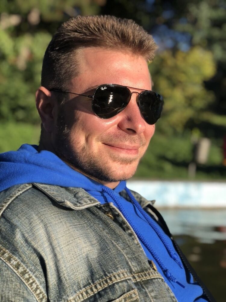  18977255  Viktor, 42 ,    