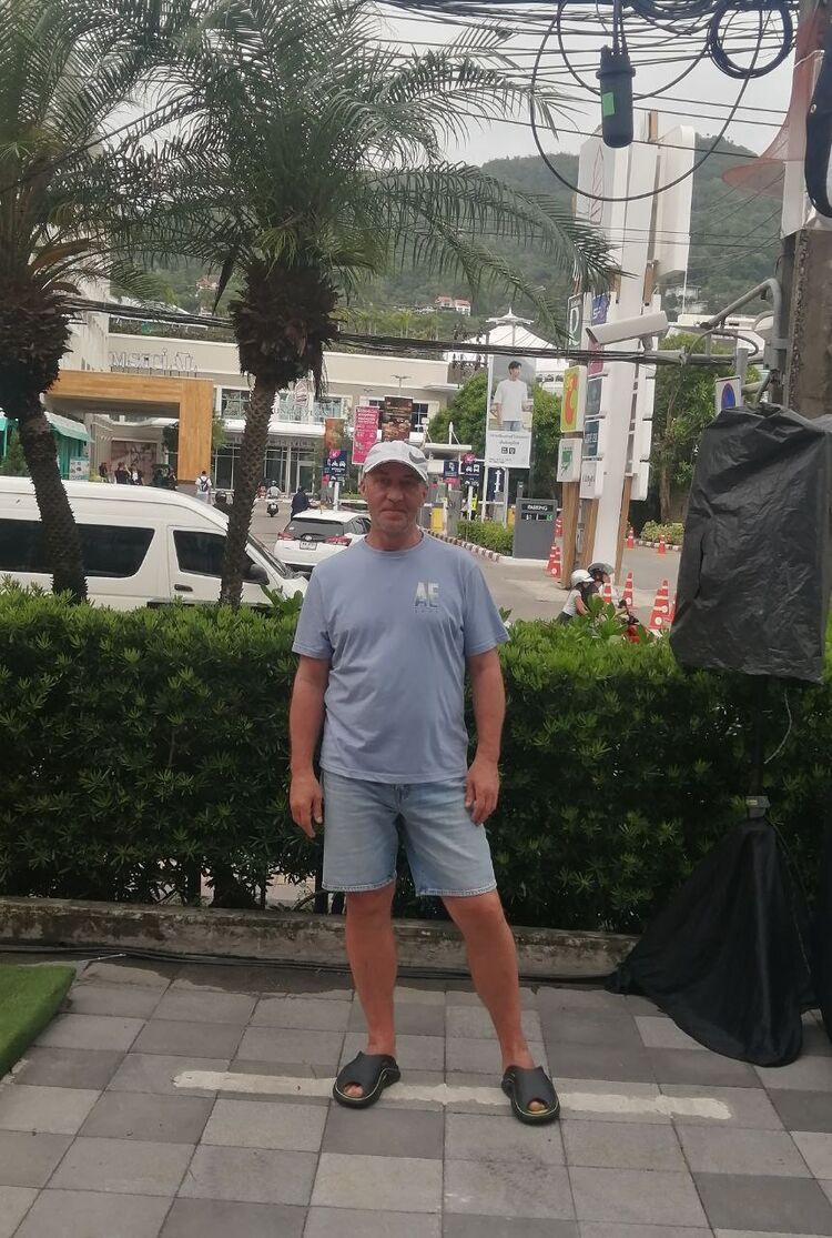  48016485  Aleksei, 52 ,    
