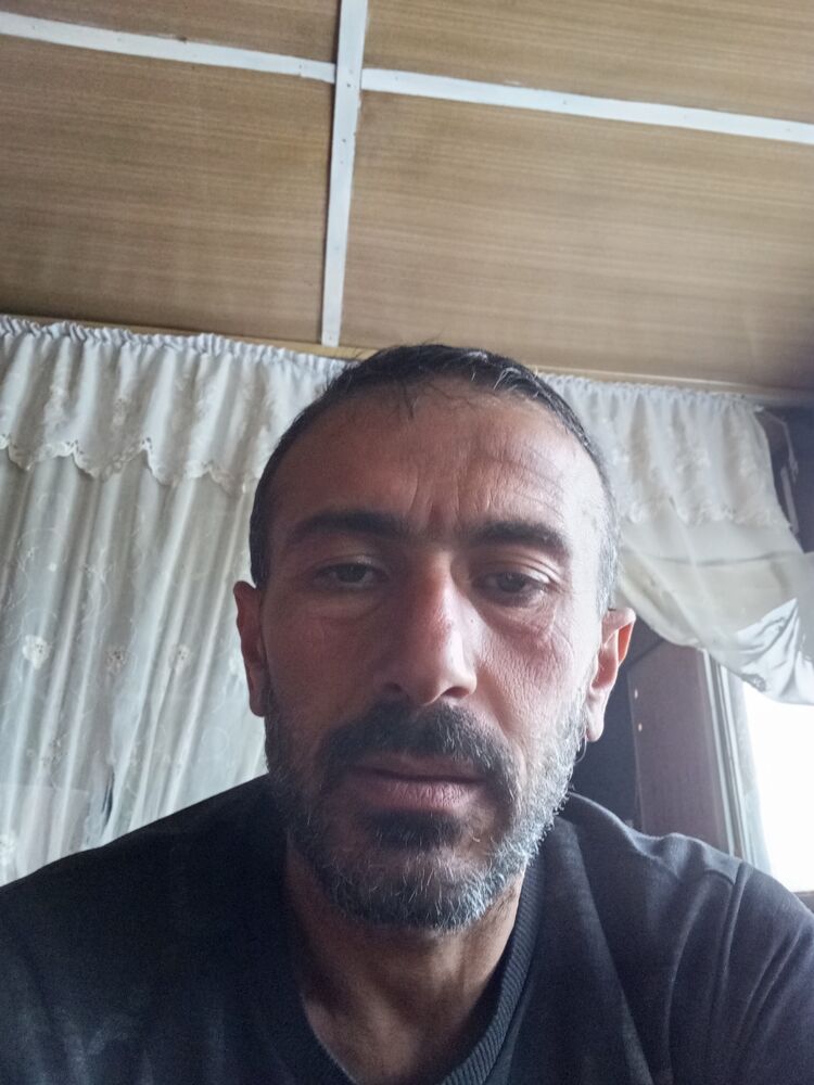  48300175  Artur, 42 ,    