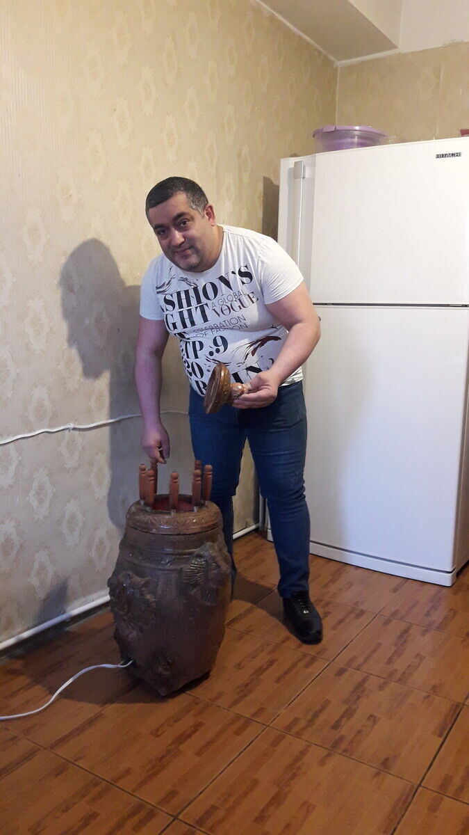  20036525  Artur, 44 ,    