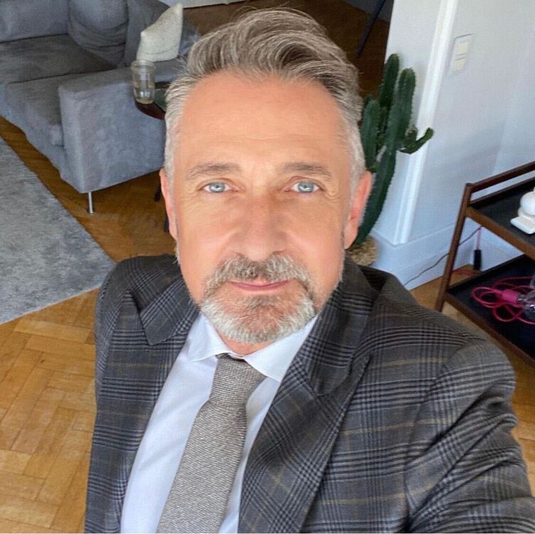  40574555  Stefan, 57 ,    