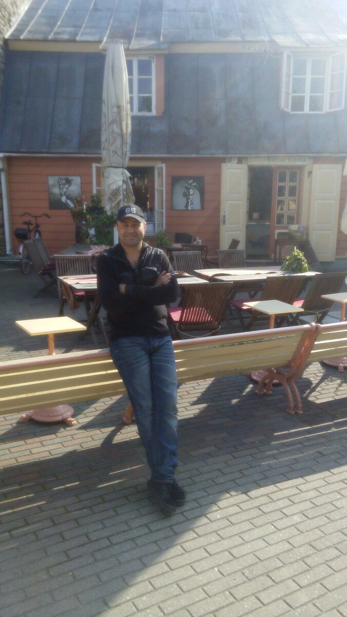  8001445  Viktor, 47 ,    