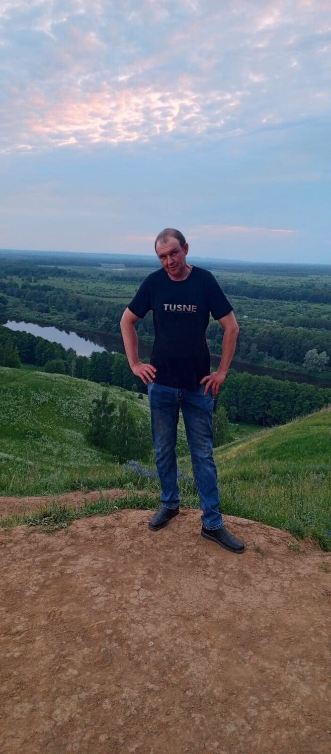  53987265  Dmitri, 44 ,    