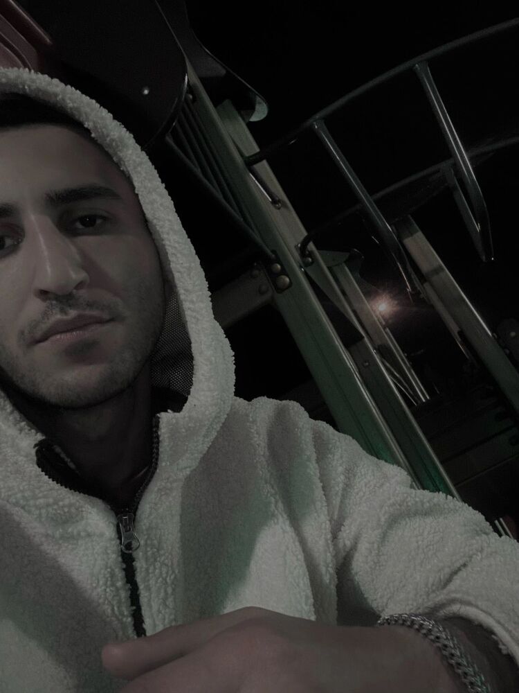  34824585  Ali, 26 ,    