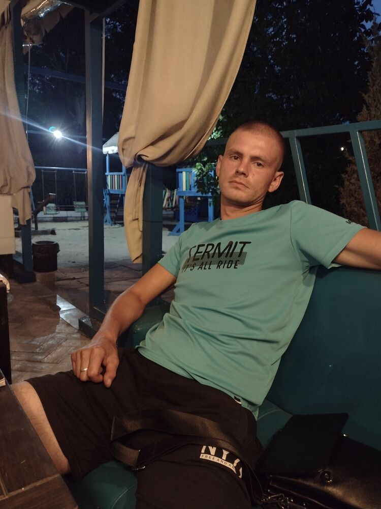  42327985  Ivan, 36 ,    