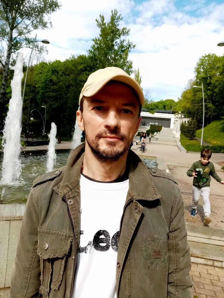  26881285  Stas, 49 ,    