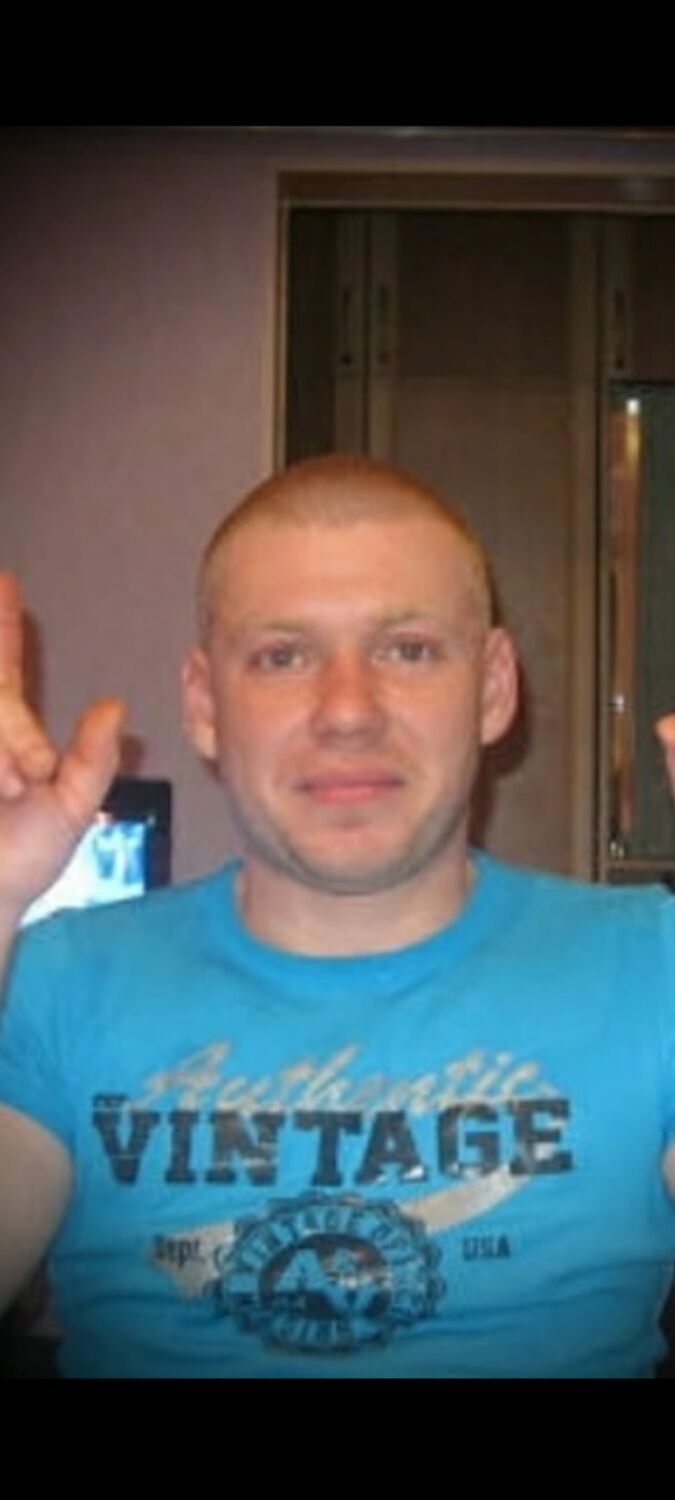  45712765  Viktor, 43 ,    