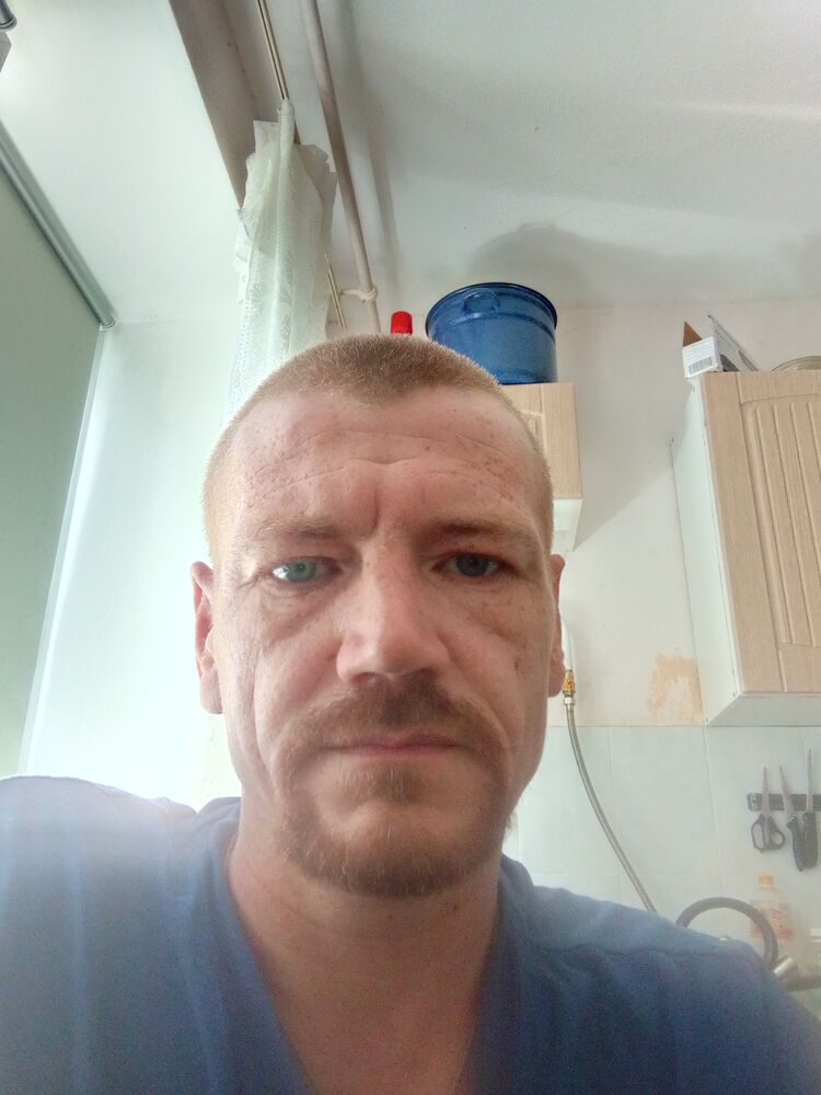 38720435  Andrey, 42 ,     