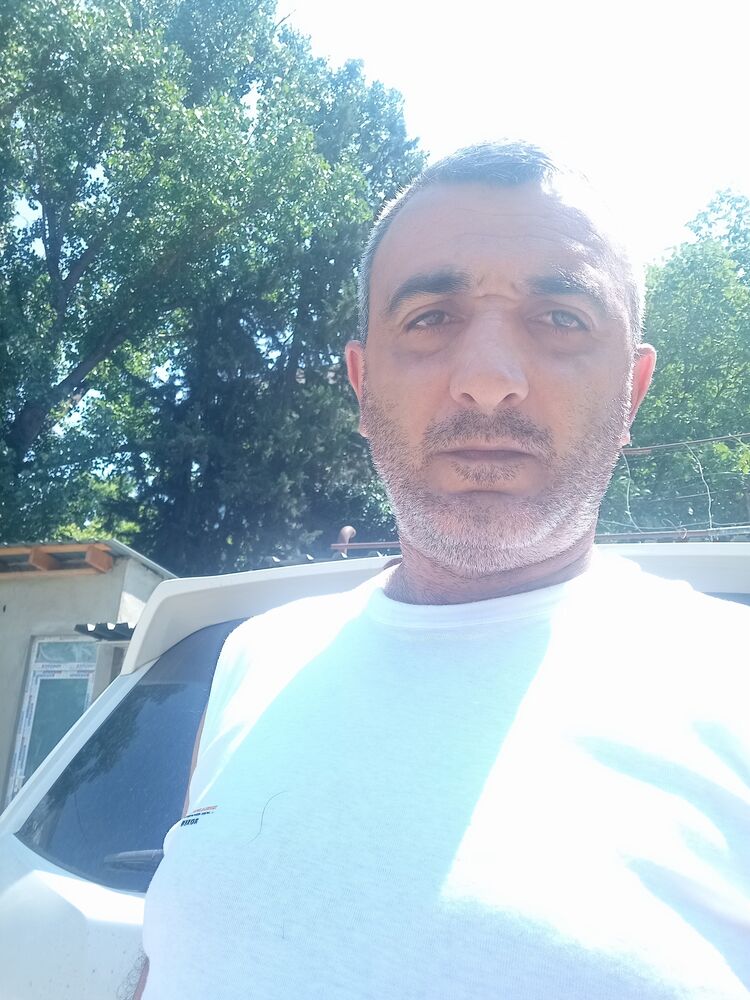  52275725  Araik, 44 ,    