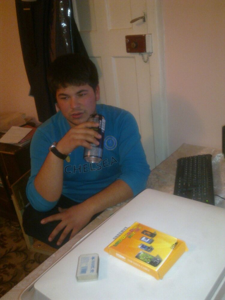  ,   Axa, 32 ,   