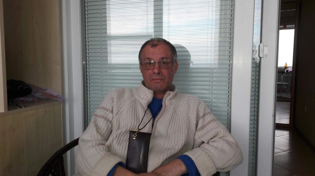  38930595  Aleksei, 57 ,    