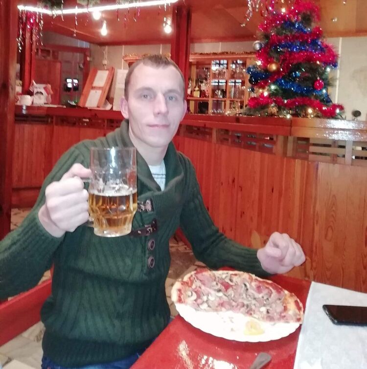  15282845  Tomas, 40 ,    