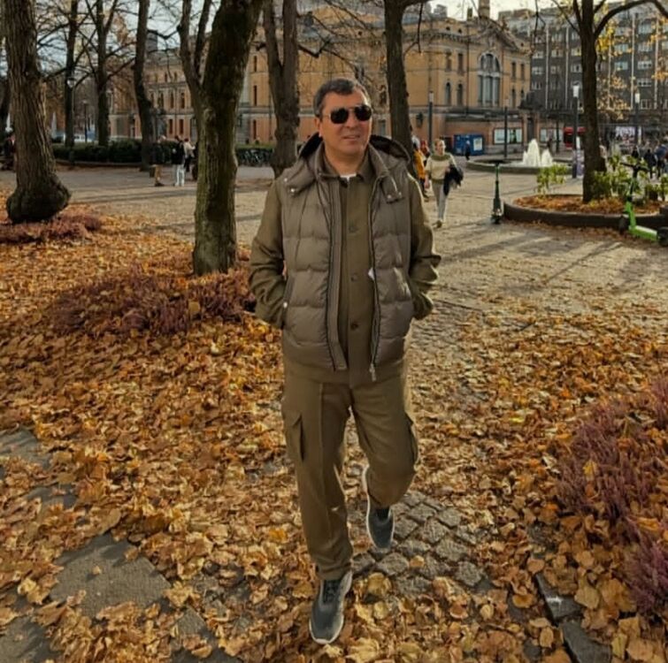  53928185  Zhumabek, 49 ,    