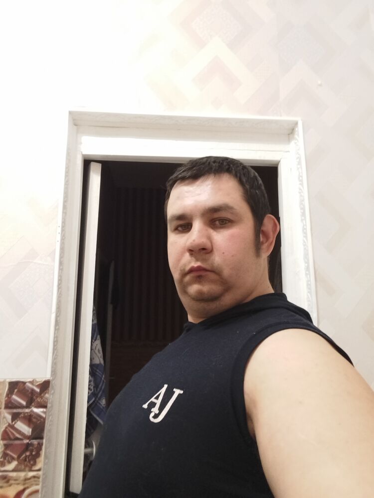  30040885  Artem, 39 ,    