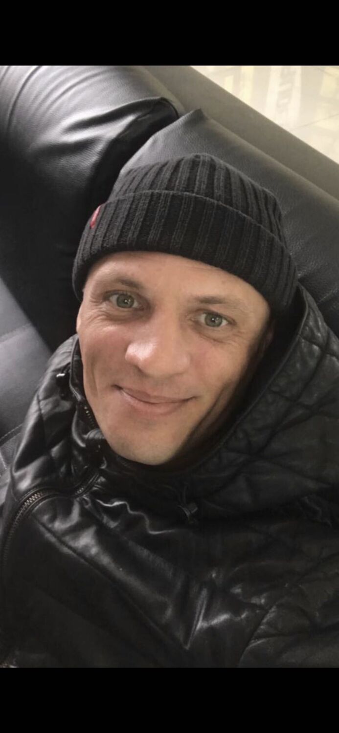  49120045  Vitaly, 42 ,    