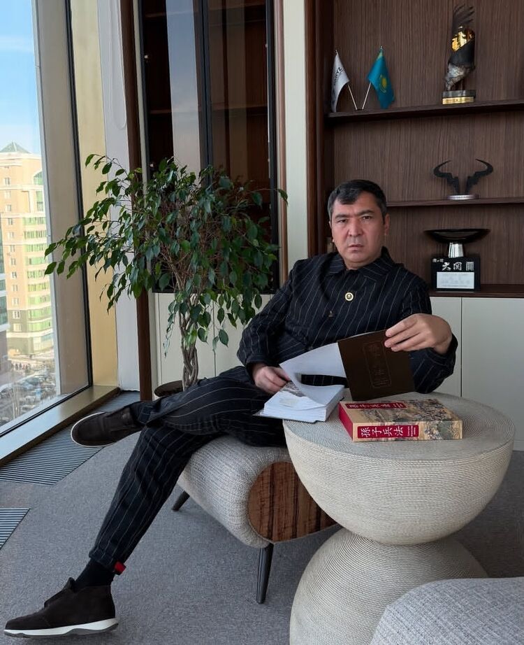  53928175  Zhumabek, 49 ,    