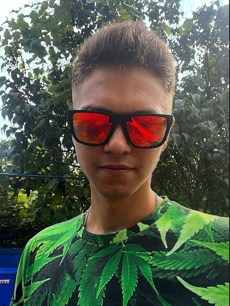  45806235  Denis, 24 ,    
