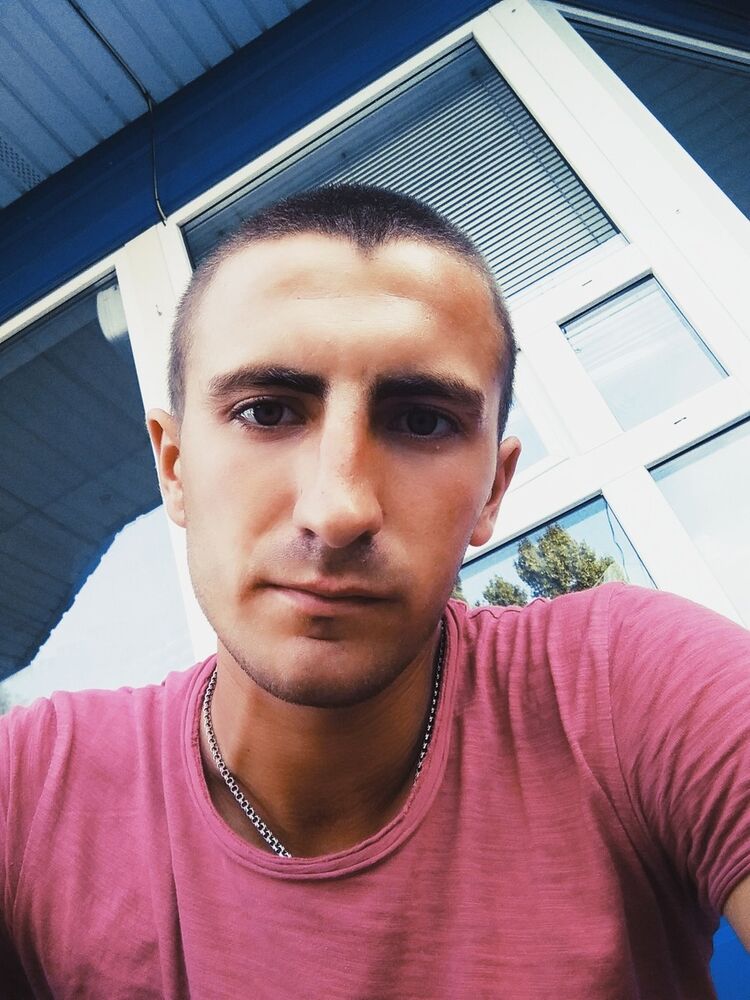  ,   Artur, 27 ,  