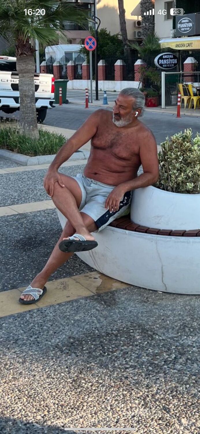  40309945  Hamdi, 52 ,    
