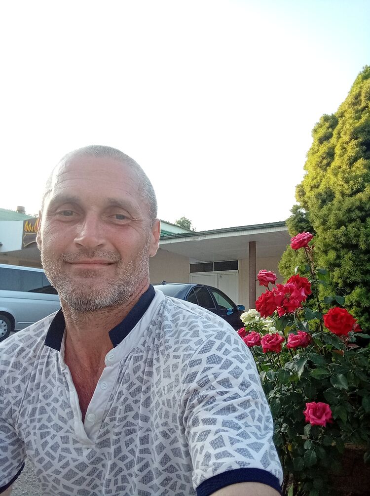  43810515  Roman, 46 ,    -