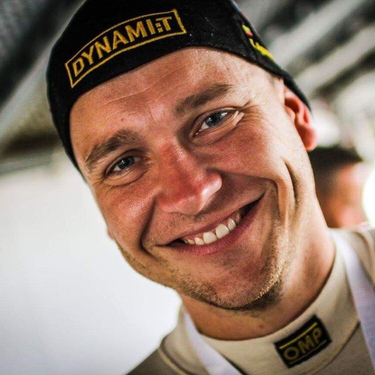  15880325  Tadas, 39 ,    