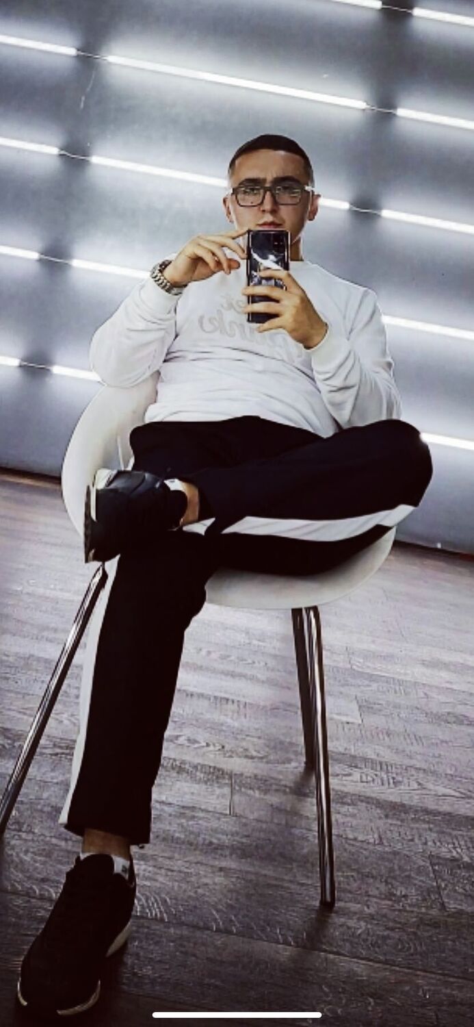  31640695  Beka, 27 ,    