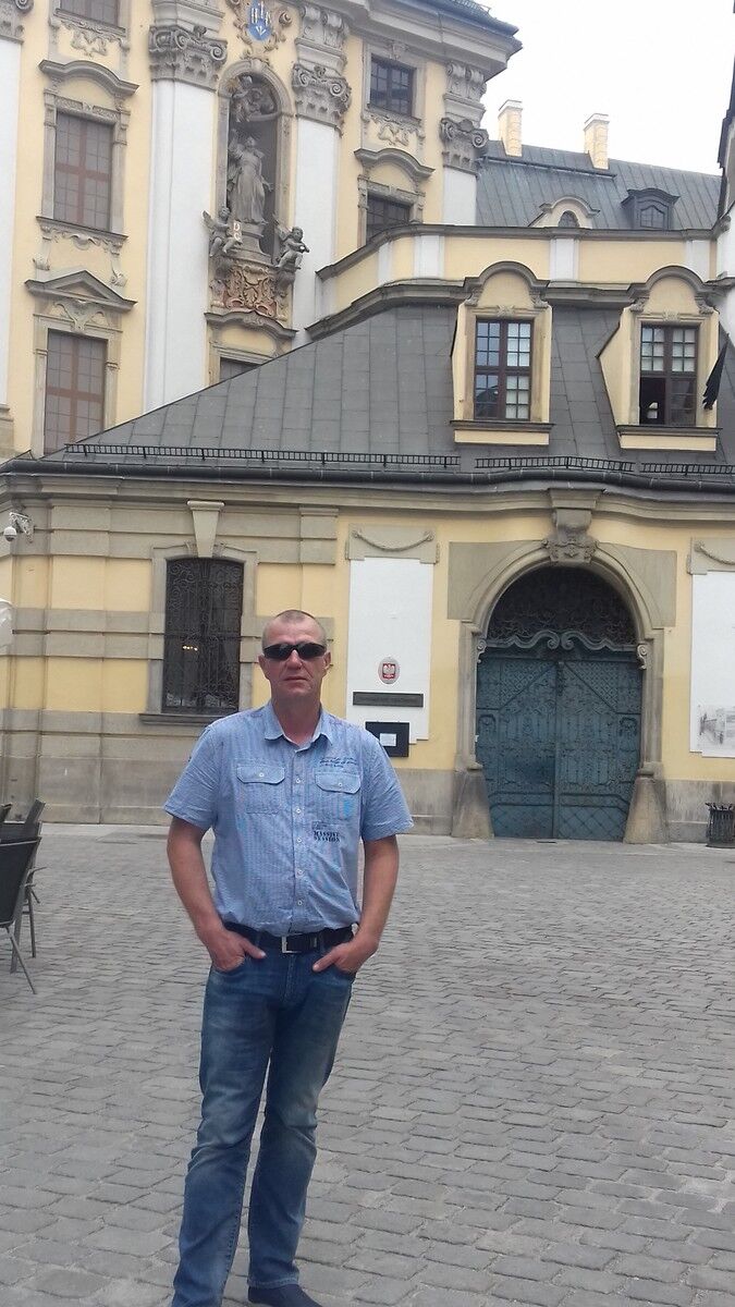  ,   Maksim, 42 ,   