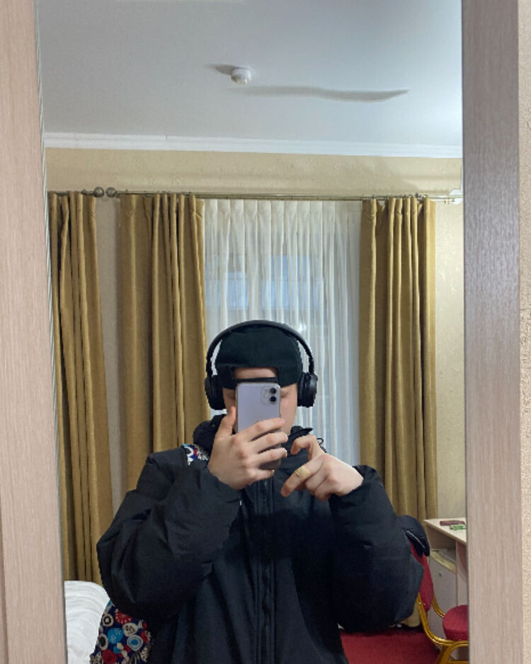  52737345  Igor, 21 ,    