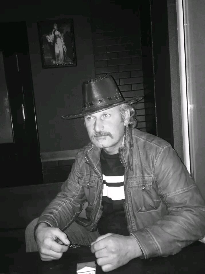  54507055  Esat, 47 ,    