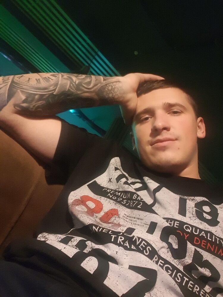  18454525  Denis, 28 ,    