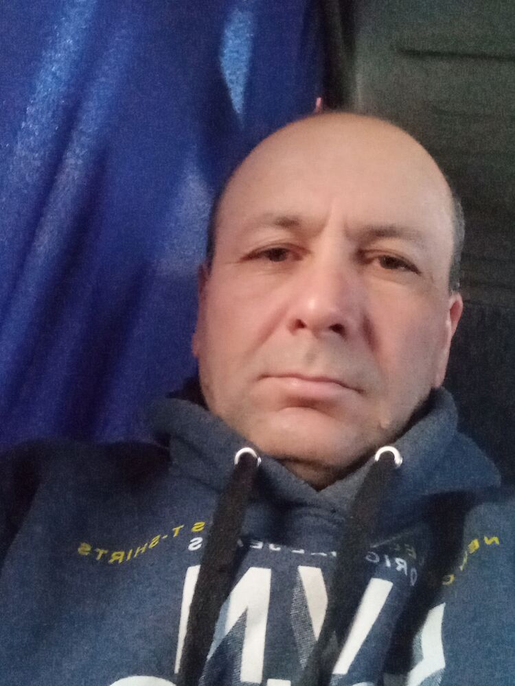  43031875  Gofur, 49 ,    