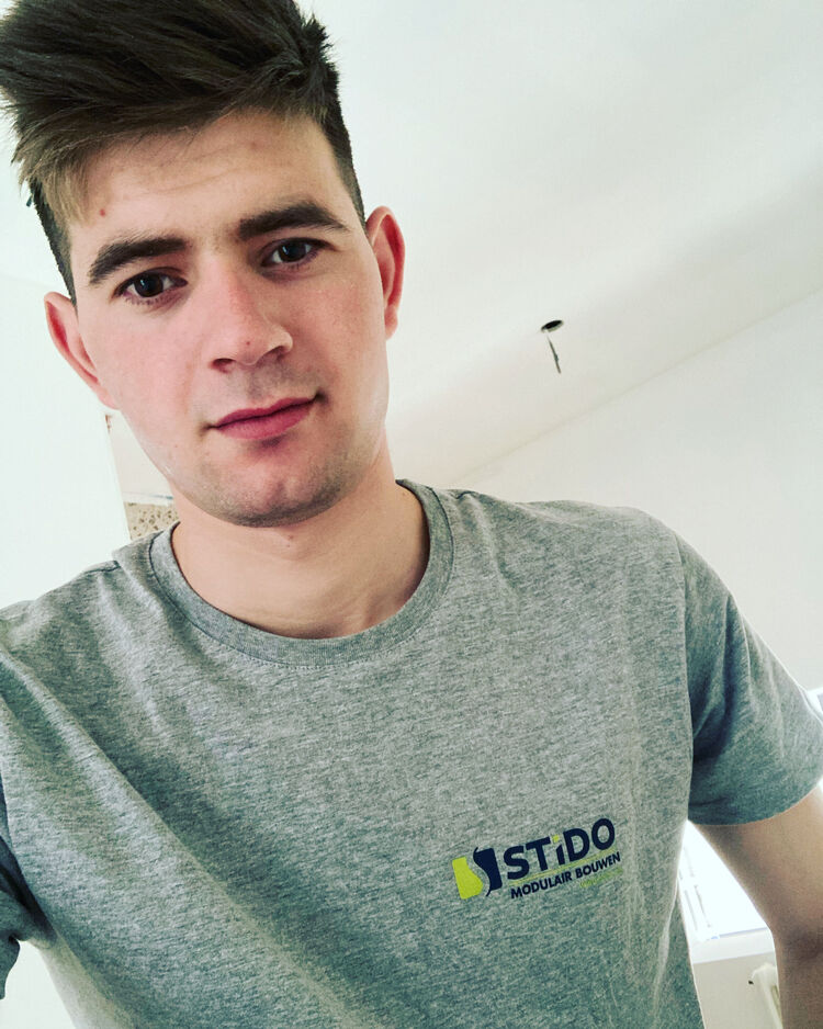  28552725  Sergiu, 25 ,    