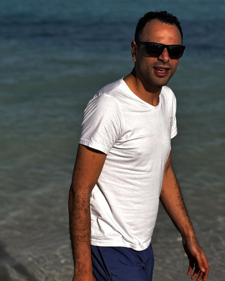  43276525  Maged, 30 ,    