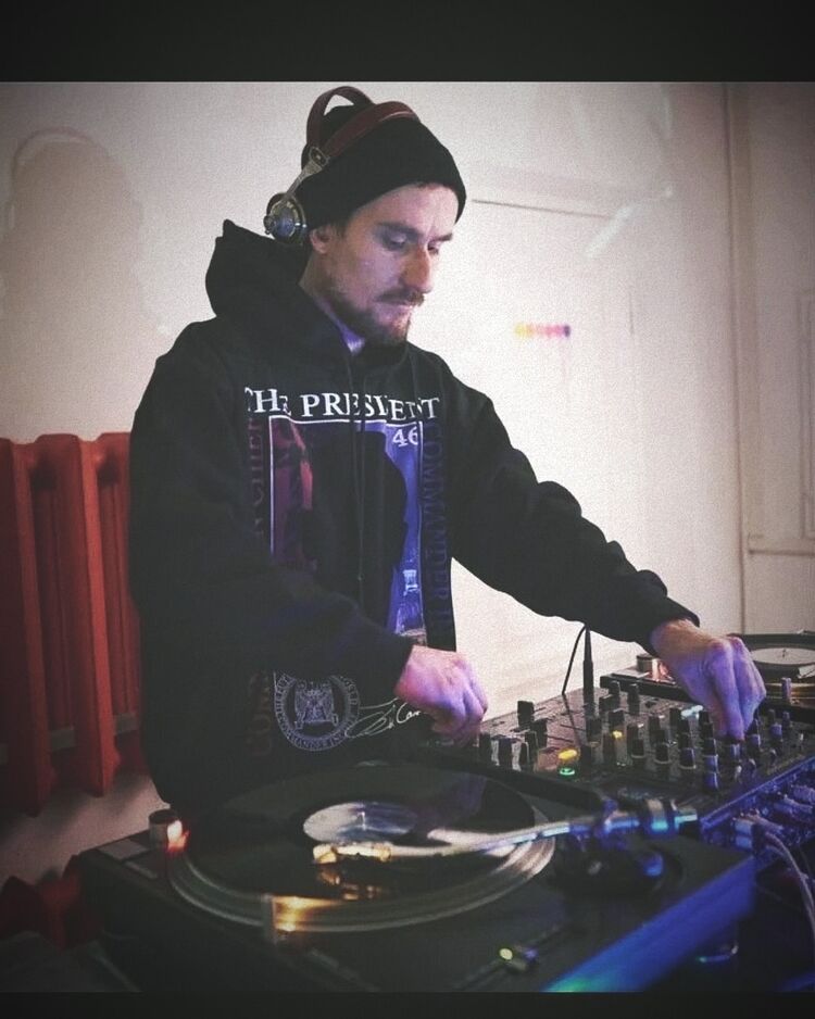  54476015  Dark Horse, 34 ,    -