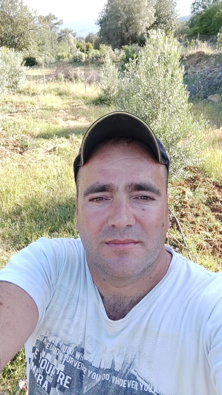  46130945  Emre, 39 ,    