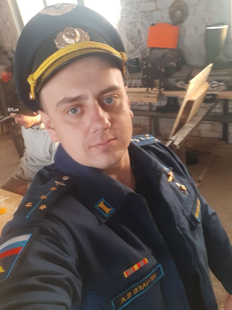  30863525  Stanislav, 33 ,    