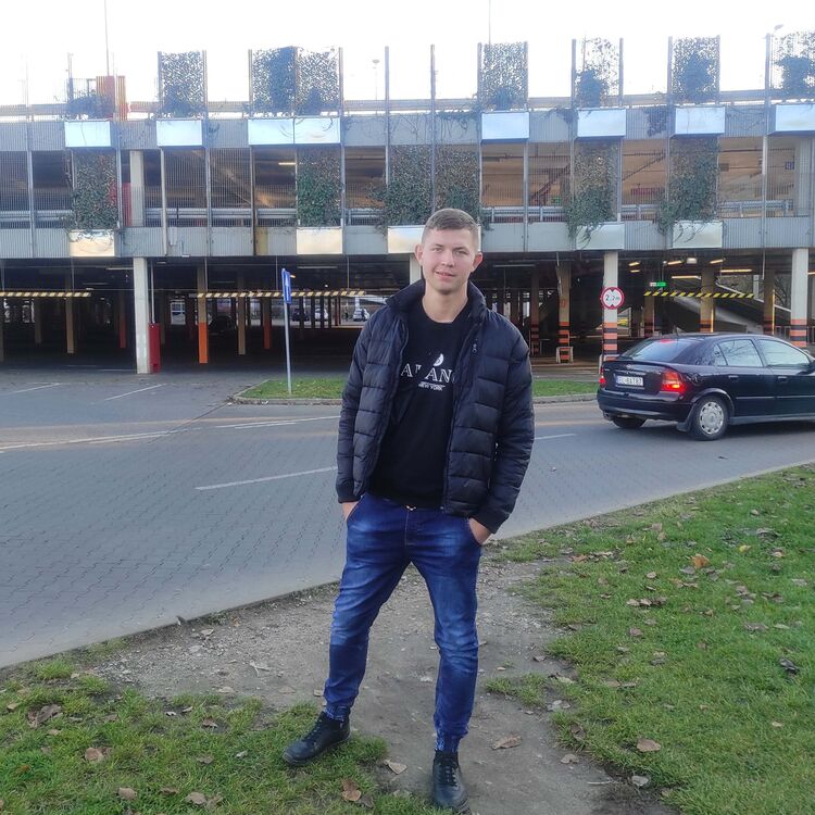  30581145  Stanislav, 28 ,     