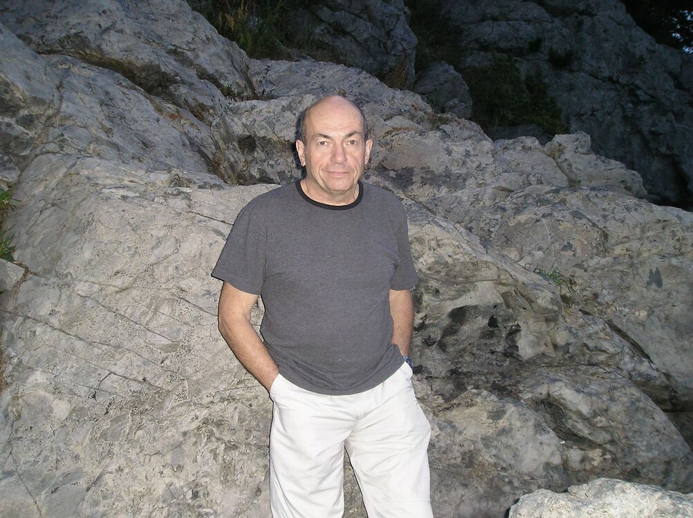  ,   Leon, 61 ,   ,   