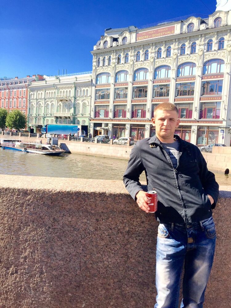  ,   Valentin, 35 ,   