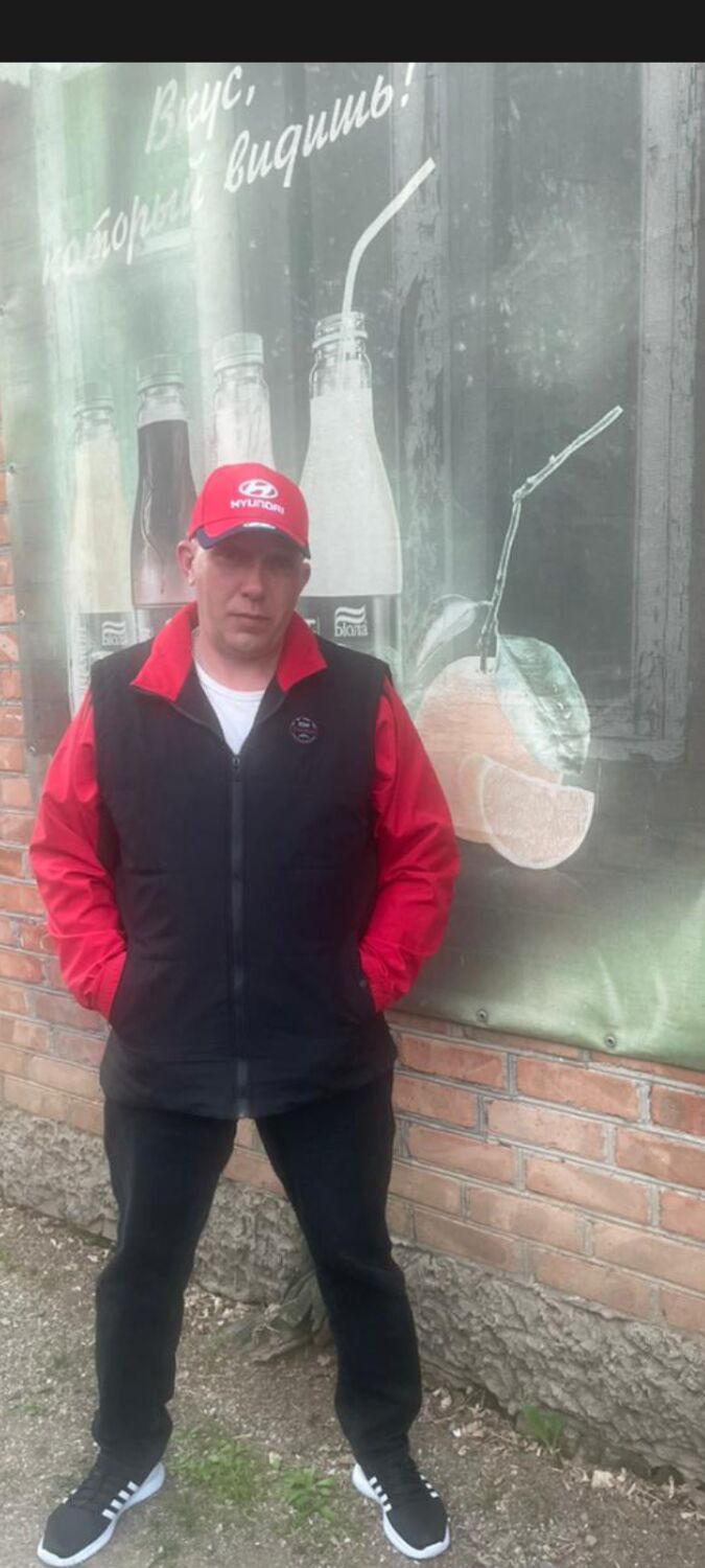  41033835  Konstantin, 48 ,    