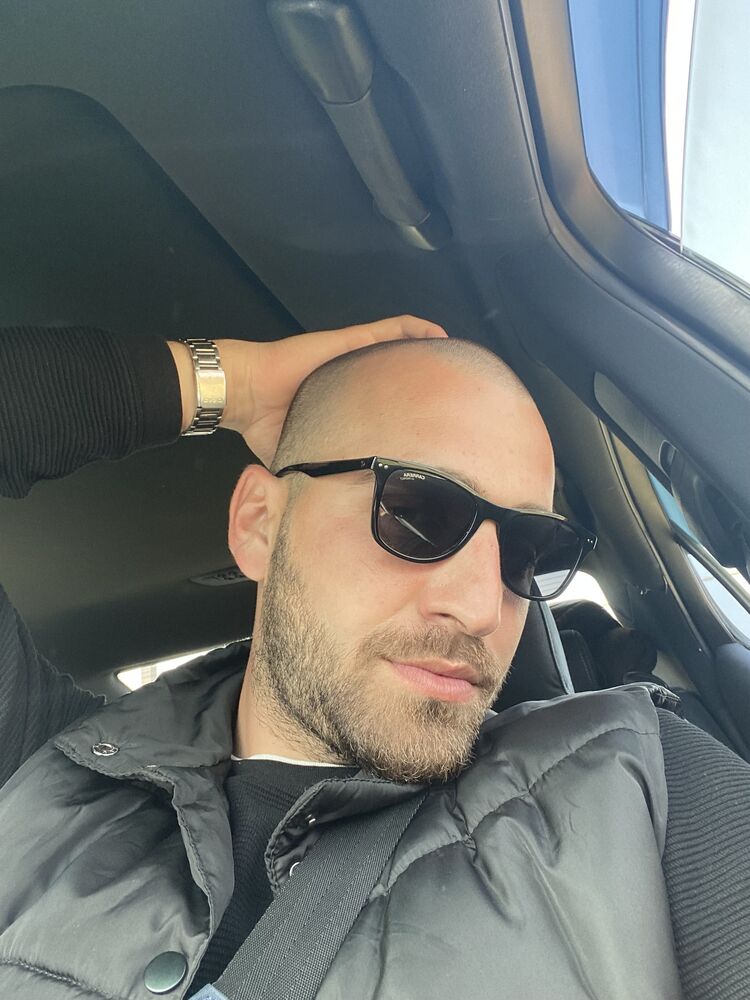  52551875  Adam, 31 ,    