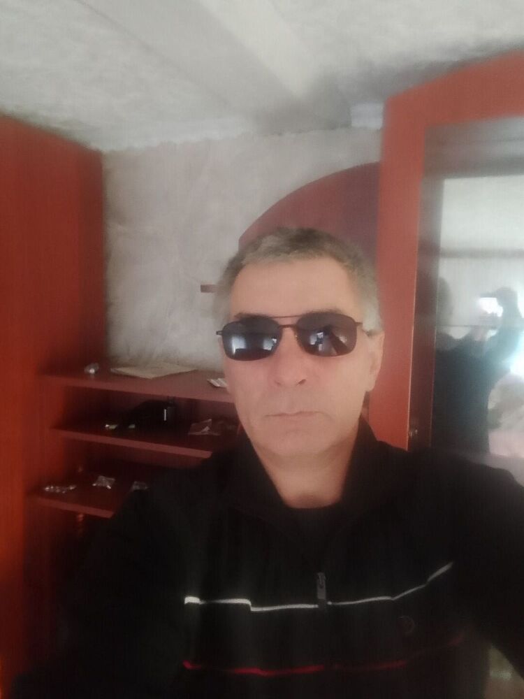   ,   Farhat, 52 ,     , c 