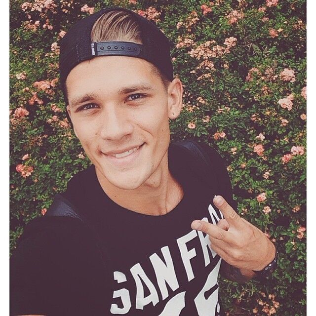  ,   Artem, 32 ,   