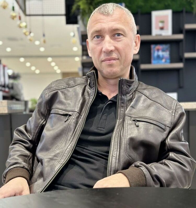  38935085  Andrei, 43 ,    