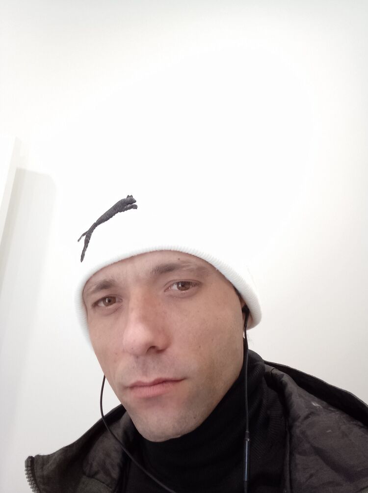  32129425  Andrei, 34 ,    