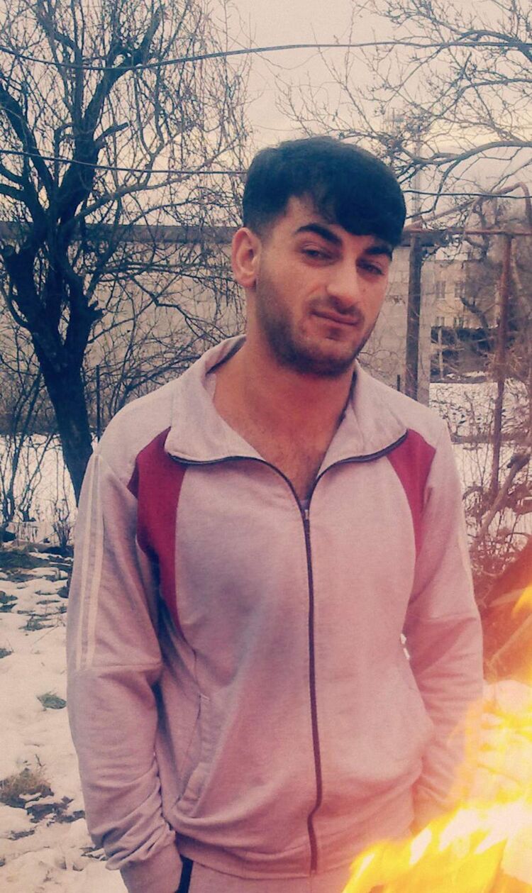  34461615  Armen, 32 ,    