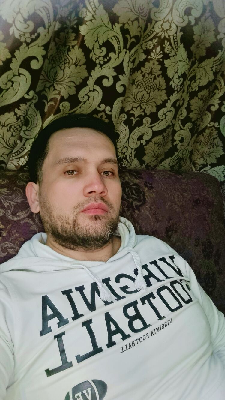  38055695  Adam, 31 ,    