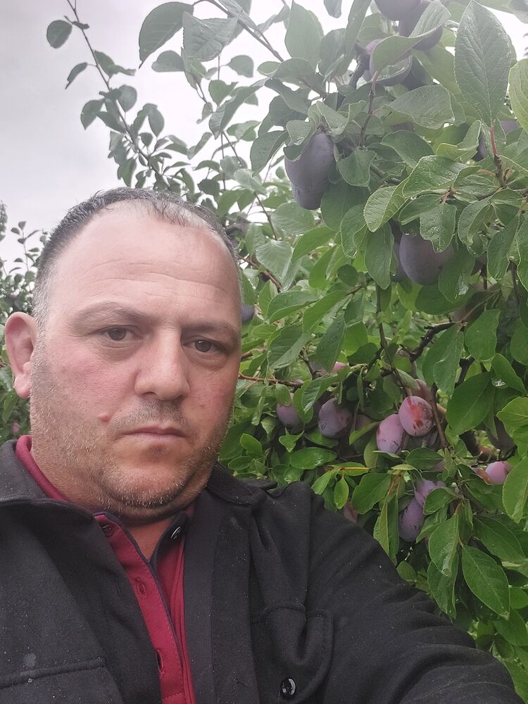  37721025  Gagik, 41 ,    