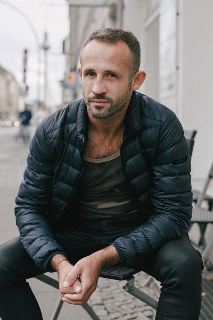  25090355  Vlad, 42 ,    