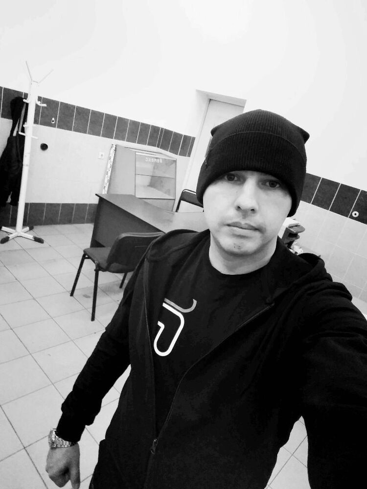  18865695  Andrej, 38 ,    